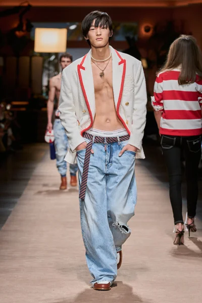 Look 16